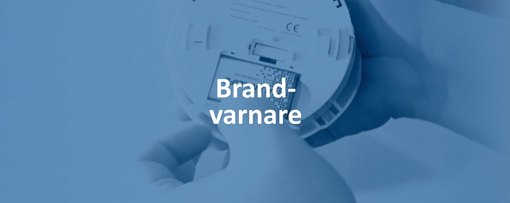 En brandvarnare med öppen batterilucka och texten Brandvarnaren.