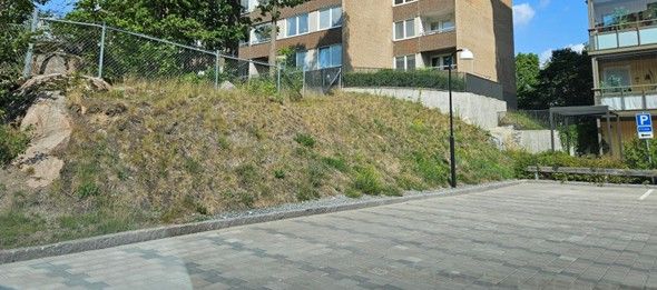 En slänt bredvid en parkering.