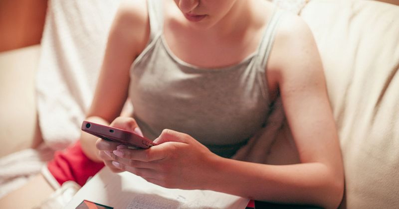 Kvinna tittar i telefon