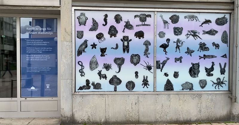 Konst med olika djur på ett fönster.
