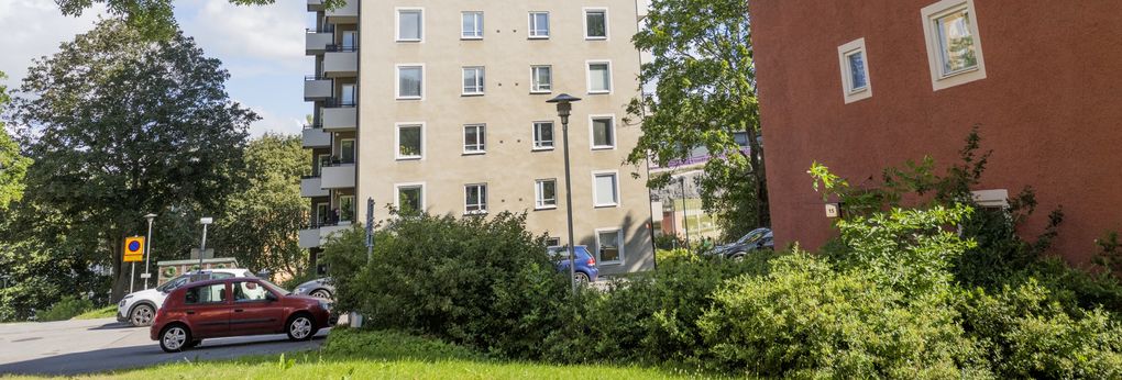 Bostadshus med parkeringar utanför.