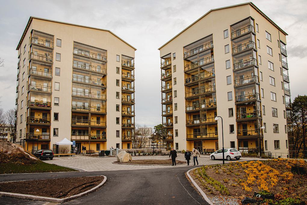 Det nybyggda trygghetsboendet Palsternackan i Huvudsta. Vit fasad, 7 våningar med balkonger.