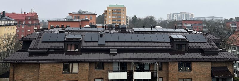 Mörkt nytt plåttak och solceller på Motorn