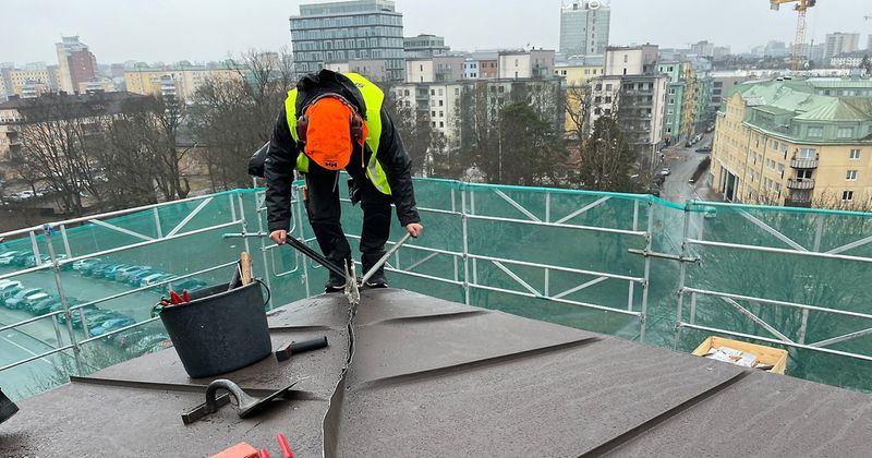Renovering av plåttak pågår på fastigheten Motorn