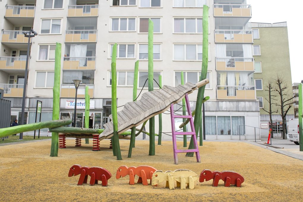 Lekplats framför ett flervåningshus.