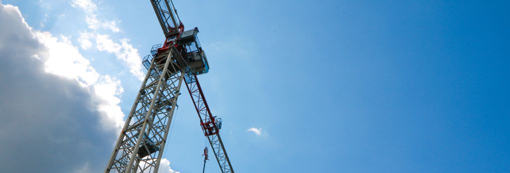 Lyftkran mot en blå himmel.