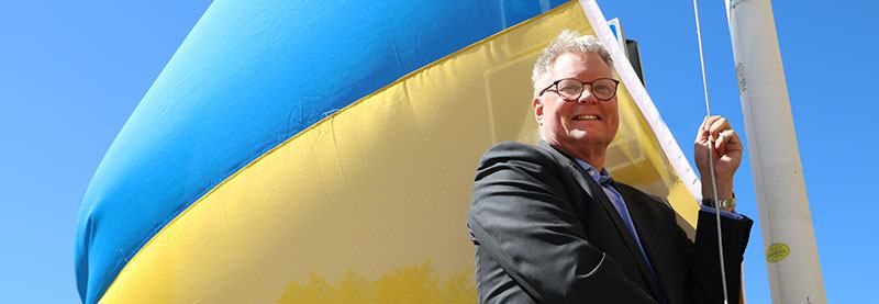 Magnus Nilsson, ordförande i Signalistens styrelse, hissar Ukrainas flagga