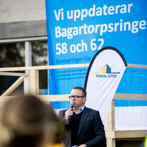 Man står och talar framför en folksamling.