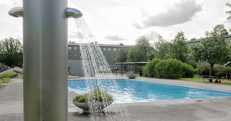 Plaskdamm i bostadsdområde, dusch i förgrunden.