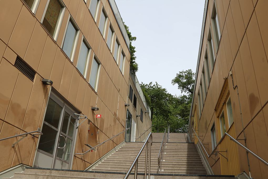 En lång trapp mellan två gula lägenhetshus.