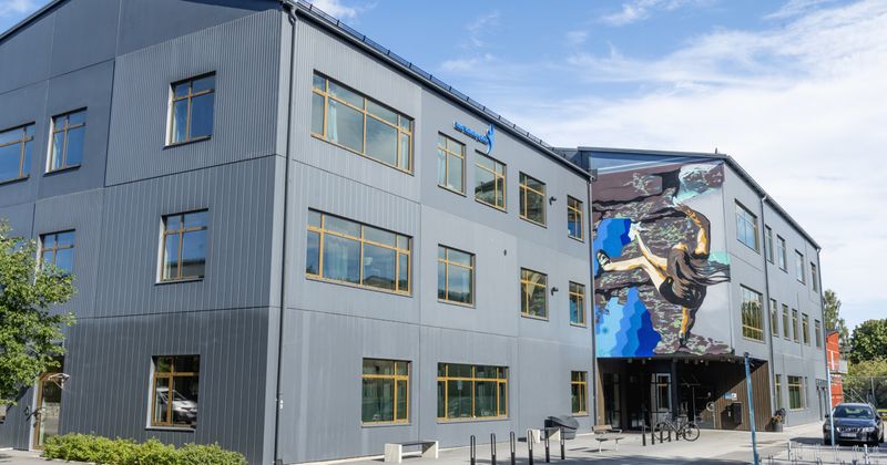 Skolbyggnad i soligt väder.