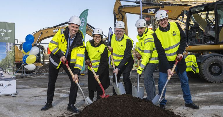 4 män och 1 kvinna i gula västar med spade i hand.