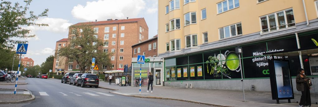Bostadshus med Coop-butik i bottenvåningen mot en gata.