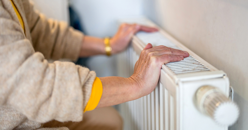 Två kvinnohänder som håller på ett element