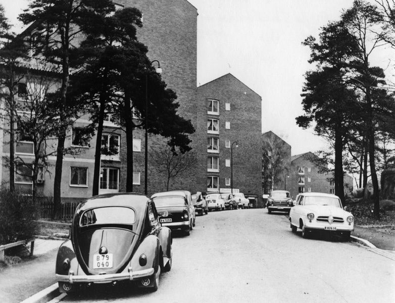 Bilar parkerade på  Erik Sandbergs gata 1950.