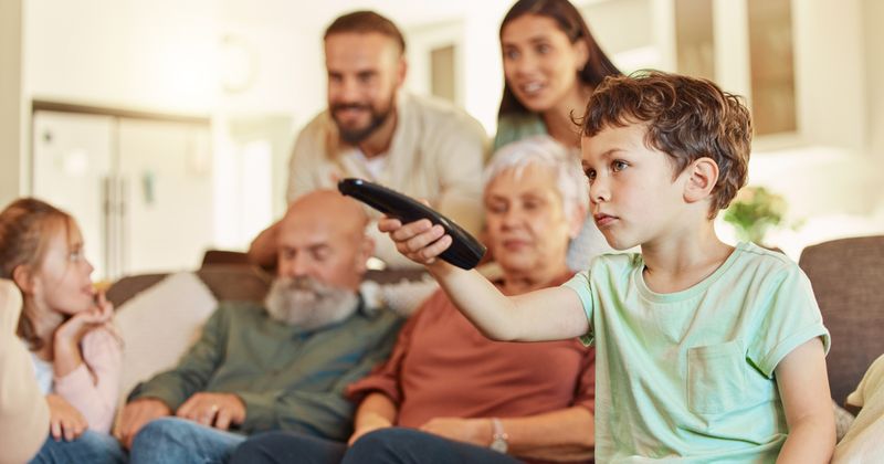 Familj som tittar på TV